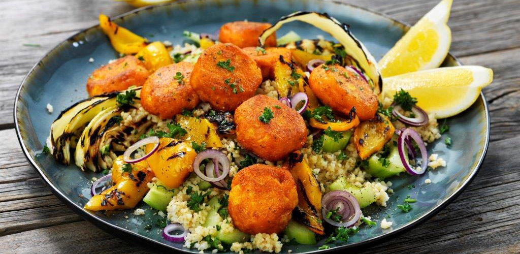 Morotsbiffar med couscous och rostade gronsaker
